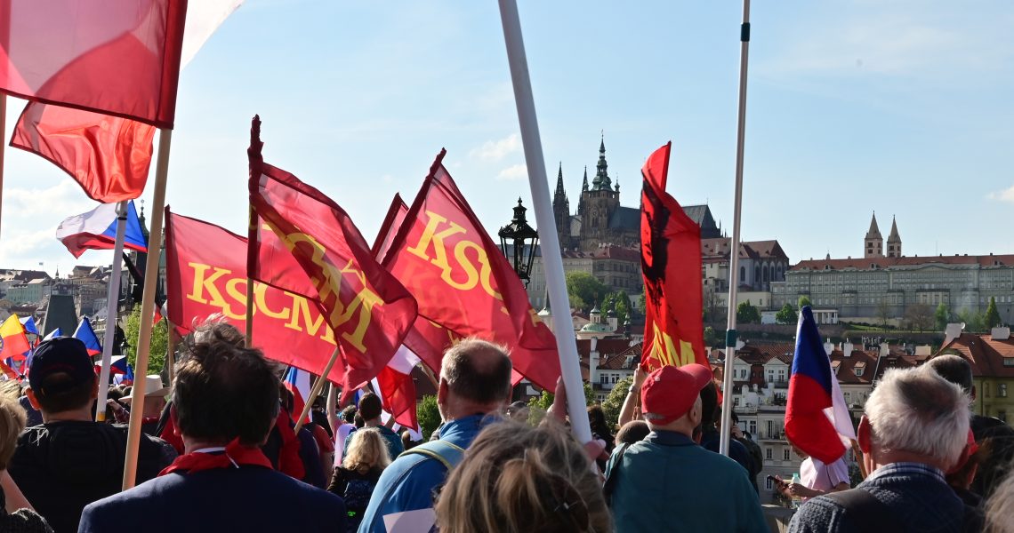 Protivládní demonstrace za mír