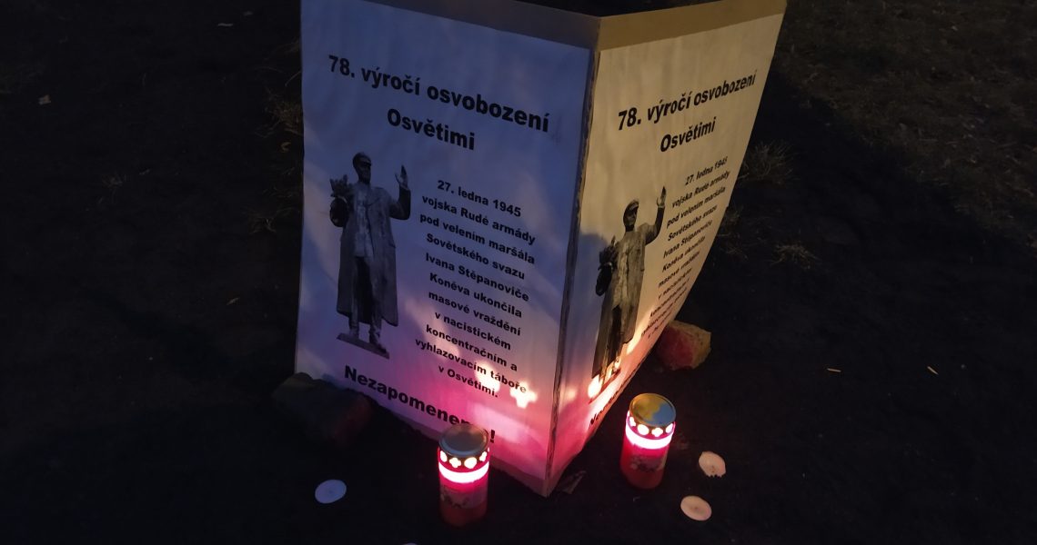 Spontánní pietní akt k 78. výročí osvobození koncentračního tábora v Osvětimi